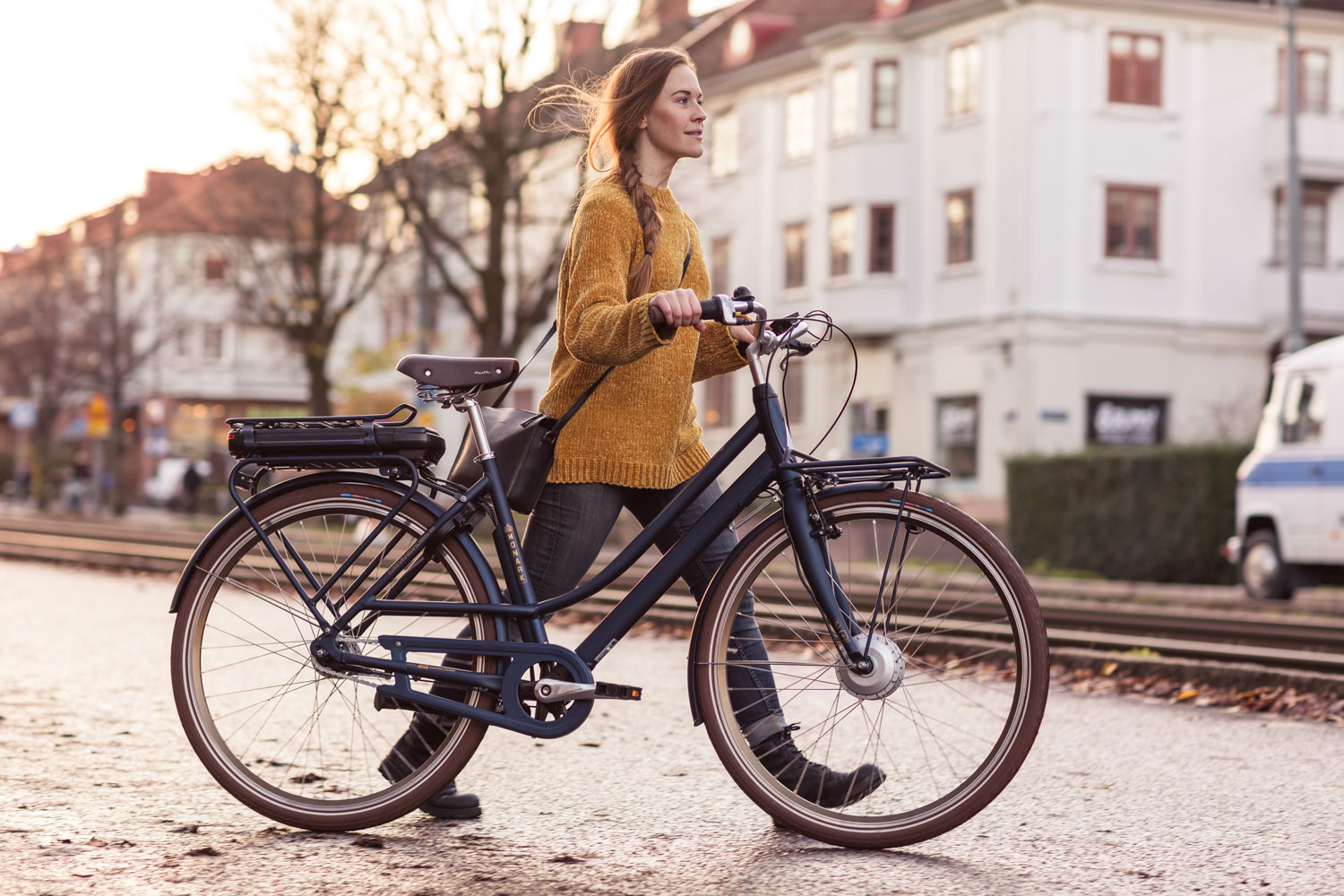 Kvinna som går med en Commuter Elcykel från Monark