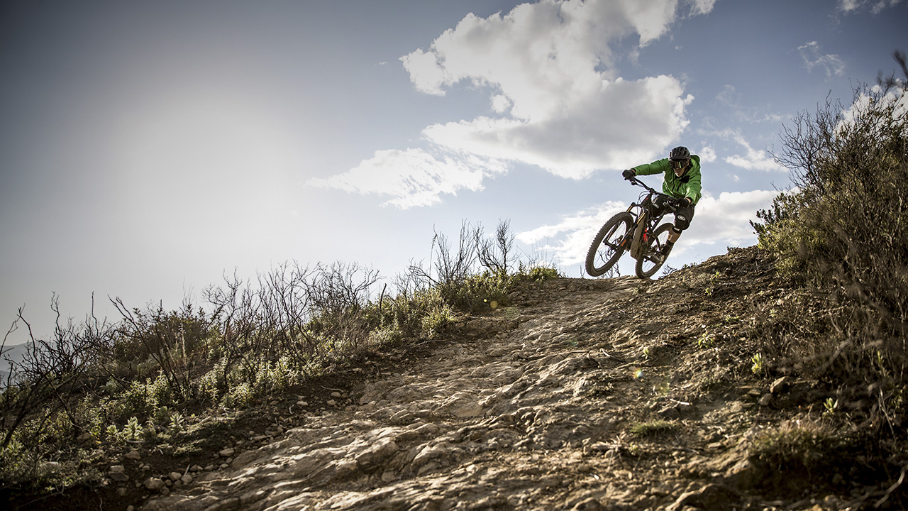 Man på elmountainbike från Specialized