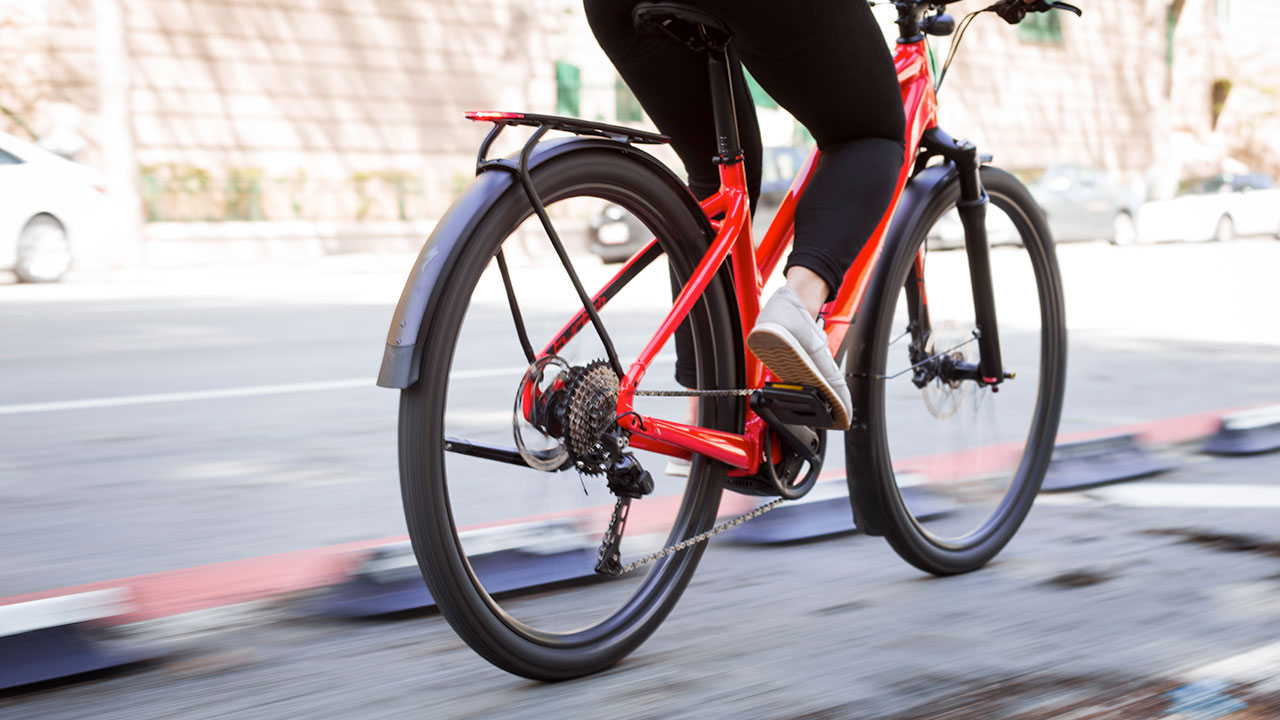 En Specilized elcykel med mittenmotor