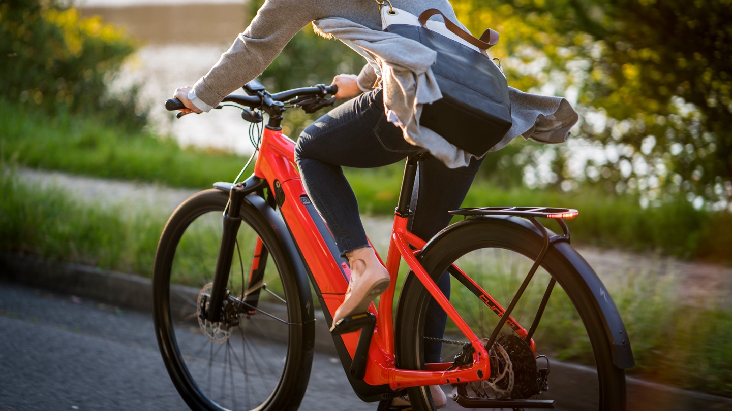 Kvinna cyklar på en elcykel från Specialized till jobbet för att slippa bli svettig