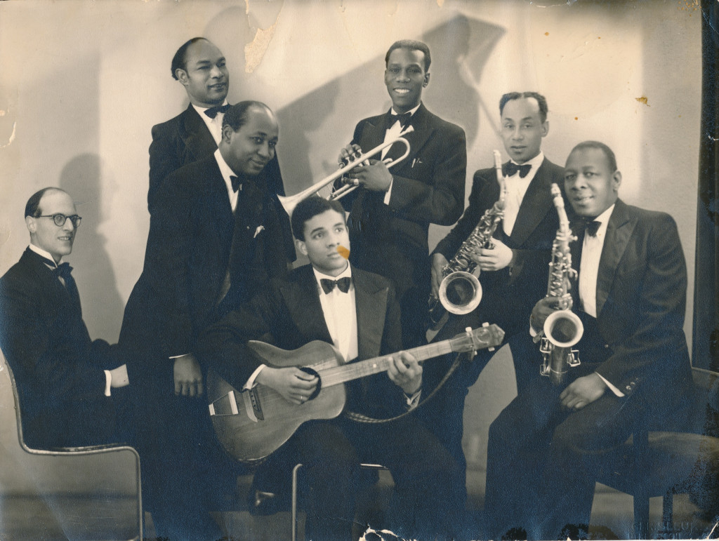 St. Louis Rythm Kings, derde persoon van rechts is trompettist en orkestleider Louis Drenthe. Foto: Maja Drenthe. Collectie: Familie Drenthe en Bijzondere Collecties, Universiteit van Amsterdam.