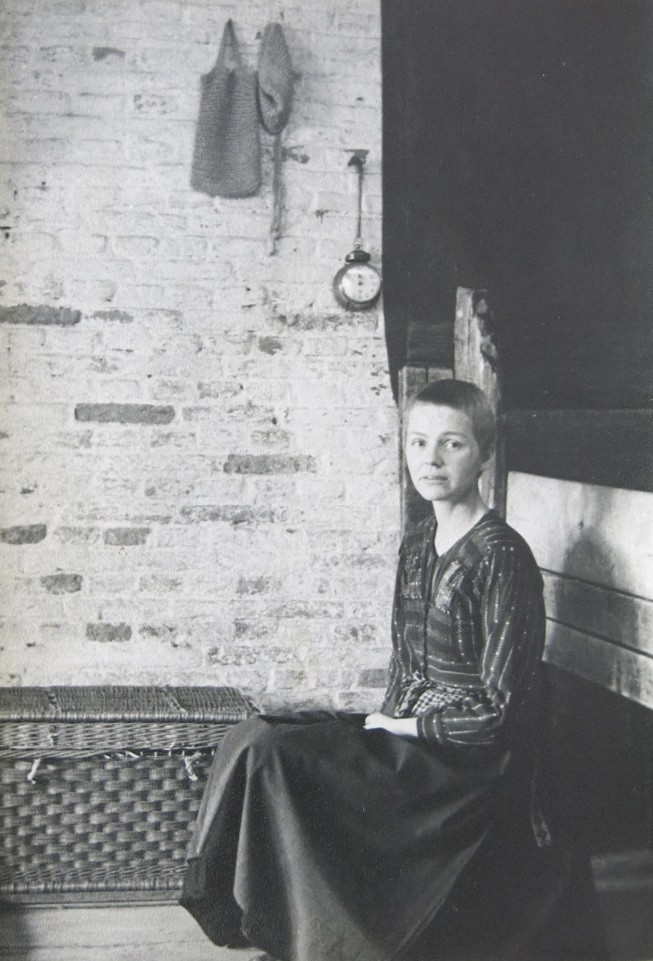 Louwrien Wijers zittend, 1971. Collectie Louwrien Wijers