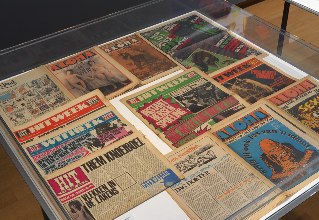 Several editions of the magazines Aloha and Hitweek during the Amsterdam Magisch Centrum exhibition at the Stedelijk Museum Amsterdam. Photo: Gert-Jan van Rooij.
