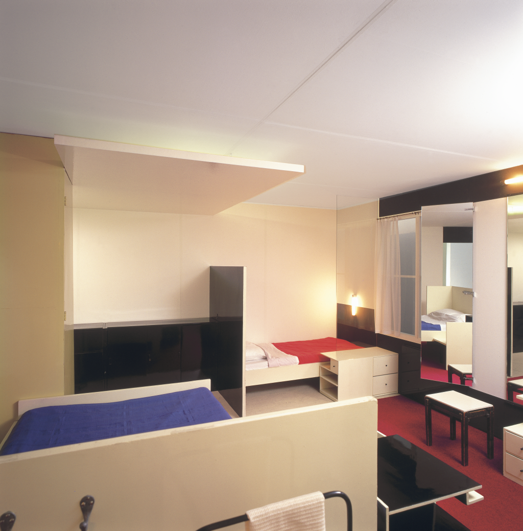 Fig. 10 Ongedateerde foto van de slaapkamer in het huis van de familie Harrenstein aan de Weteringschans 141 in Amsterdam