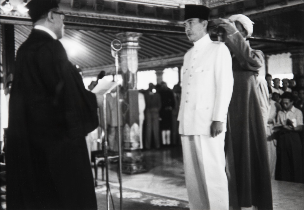 Ill. 2 Henri Cartier-Bresson, Sukarno Sworn in as President of the Republik Indonesia Serikat by Dr Kusuma Atmadja, Kraton Yogyakarta, 17 December 1949, Stedelijk Museum Amsterdam