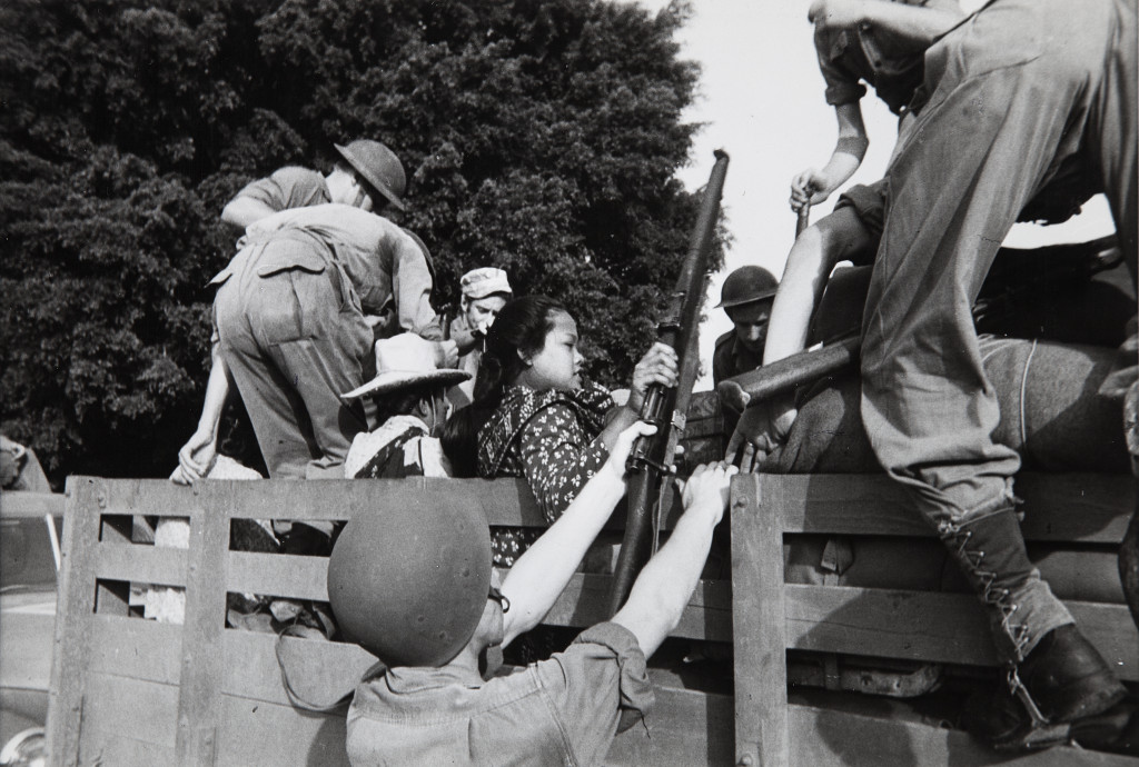 Ill. 5 Henri Cartier-Bresson, Dutch Soldiers Leaving the Sugar Factory Town Gondang Winangoen, November 1949, Stedelijk Museum Amsterdam