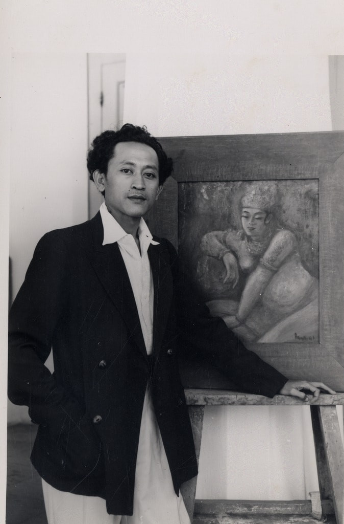 Ill.2 Netherlands Indies Government Information Service (NIGIS), Agus Djaya next to his painting on Java, c. 1946/47, Universitaire Bibliotheken Leiden, Leiden