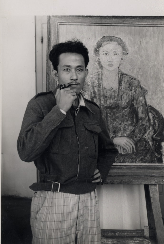 Ill.3 Netherlands Indies Government Information Service (NIGIS), Otto Djaya next to his painting on Java, c. 1946/47, Universitaire Bibliotheken Leiden, Leiden