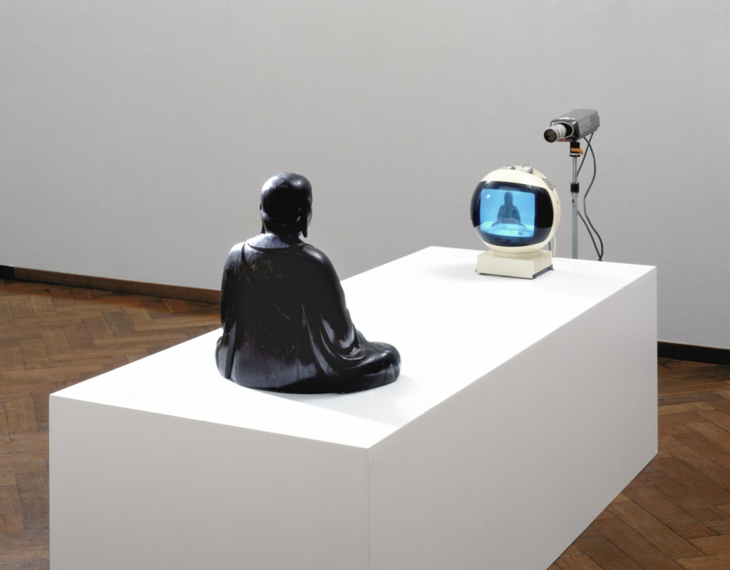 Nam June Paik, TV-Buddha, 1974. Collectie Stedelijk Museum Amsterdam. Foto: Stedelijk Museum Amsterdam.