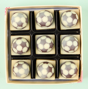 Choc On Choc Npp White/Dark Chocolate Footballs