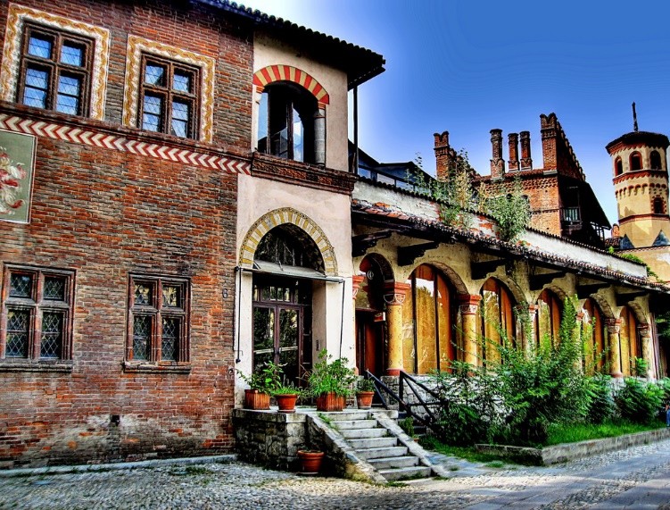 Picture of a Medieval village in Italy. Smartexpat