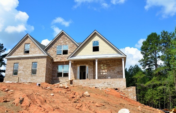 Picture of a house in construction. Smartexpat