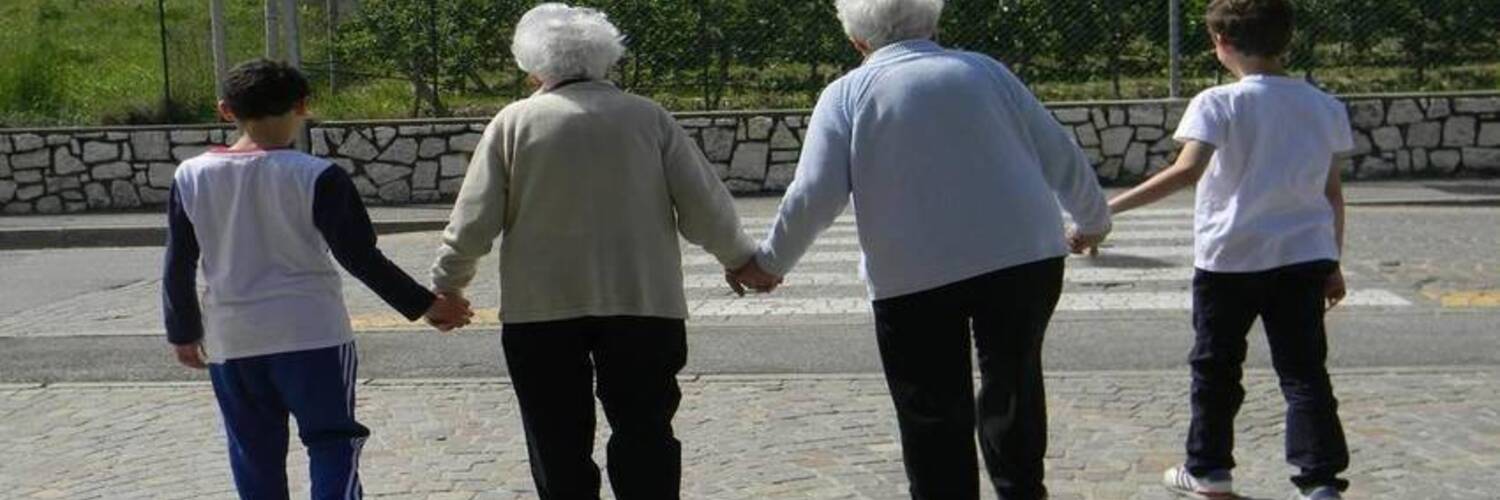 Mantenersi, il mio verbo preferito, tenersi per mano. Ti può bastare per la vita intera, un attimo, un incontro (Erri De Luca)