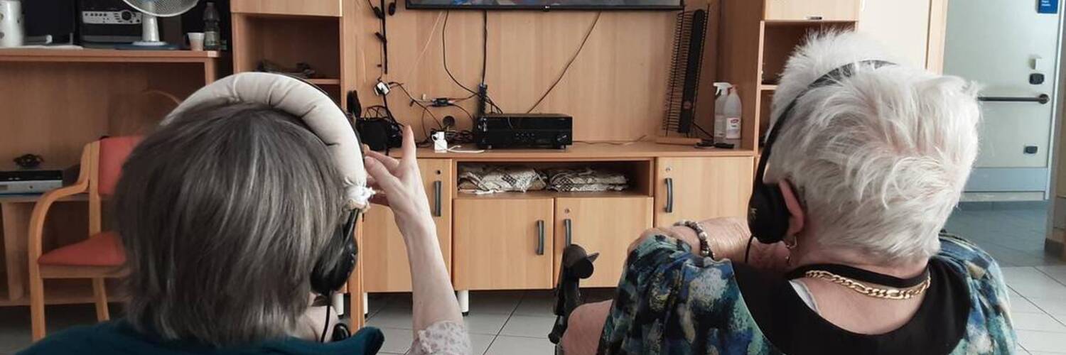 ASCOLTO MUSICA, VISIONE DOCUMENTARI E BALLO CON CUFFIE