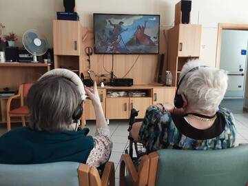 ASCOLTO MUSICA, VISIONE DOCUMENTARI E BALLO CON CUFFIE