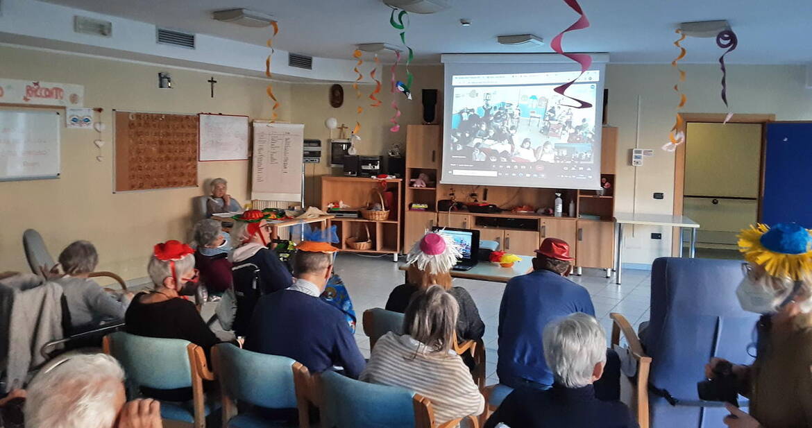 Immagine: Collegamento con i bambini della Scuola Elementare di Concei per la continuazione del progetto "Vicini a Distanza" dal tema il Carnevale
