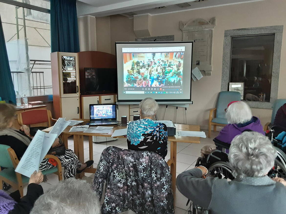 Immagine: Collegamento con i bambini della Scuola Elementare di Concei