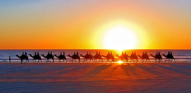 Immagine: Passeggiata al tramonto col cammello lungo Cable Beach vicino a Broome in Australia occidentale
