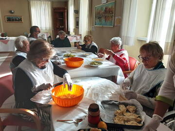 Laboratorio di cucina per la realizzazione di fagottini di mela, in collaborazione con le volontarie