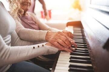Immagine: INTORNO AL PIANOFORTE