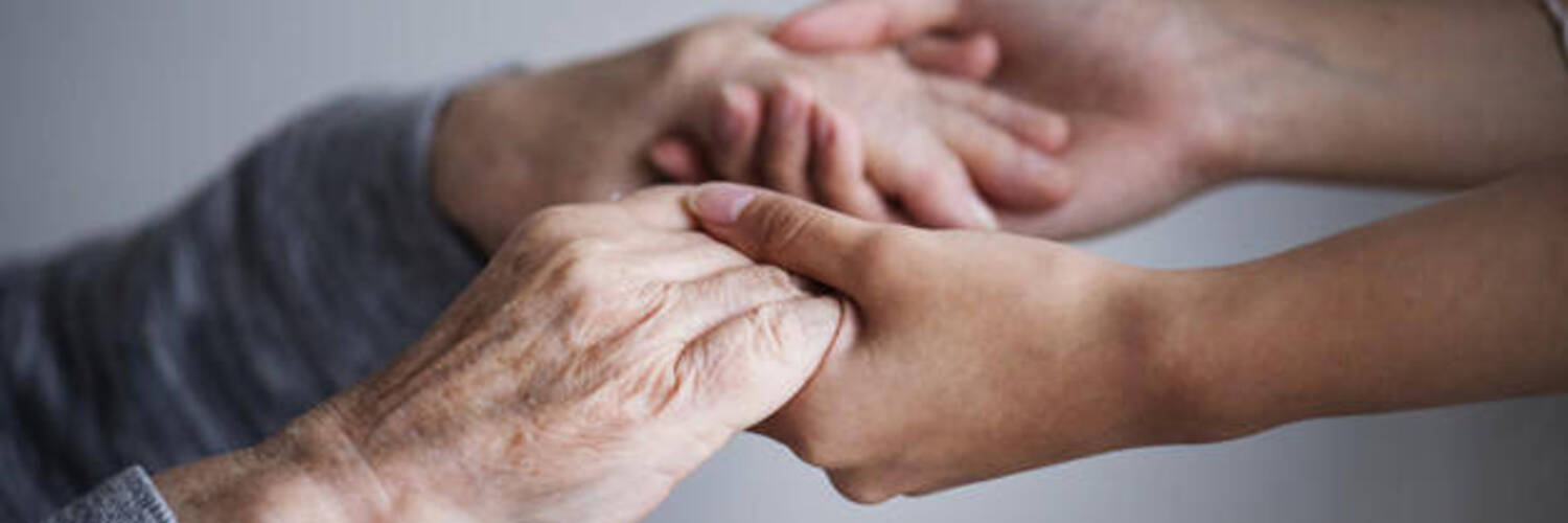 Le braccia dei giovani, i consigli dei vecchi. Le braccia dei giovani, i consigli dei vecchi.