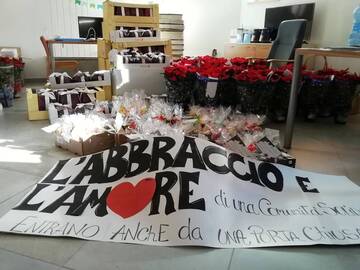 L'abbraccio e l'amore di una Comunità Solidale entrano anche da una porta chiusa