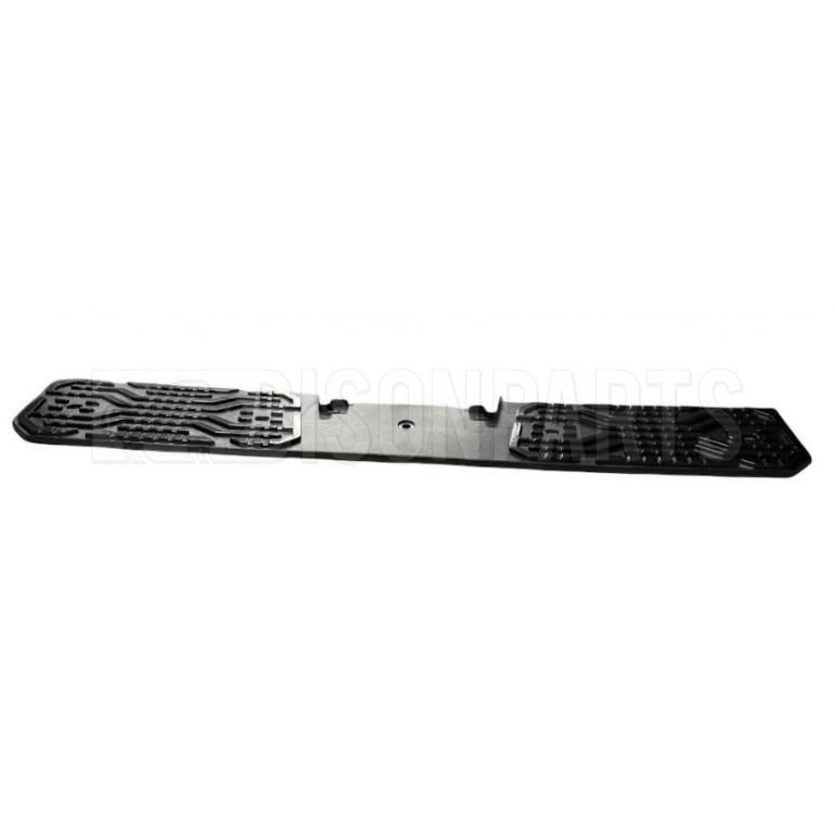 FRONT BUMPER CENTRE STEP TREAD PLATE