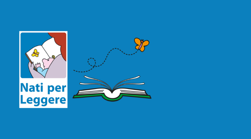 Il logo di Nati per Leggere, che rappresenta una mamma che legge al suo bambino, su uno sfondo azzurro con  una farfalla aracione e un libro aperto dalla copertina verde.