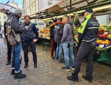 Stadtpolizei kontrolliert Marktstände / Pressemitteilungen / Aktuelles