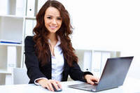 fotografia ragazza al computer