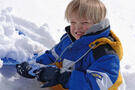 bambino-che-gioca-con-la-neve bambino-che-gioca-con-la-neve