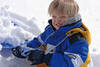 bambino-che-gioca-con-la-neve