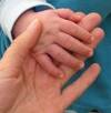 immagine mano neonato