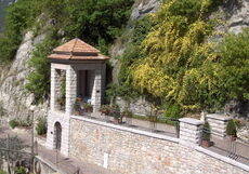 Via_XII_Maggio_-_ingresso_rifugio_-_capitello_Madonna_gallerythumbnail