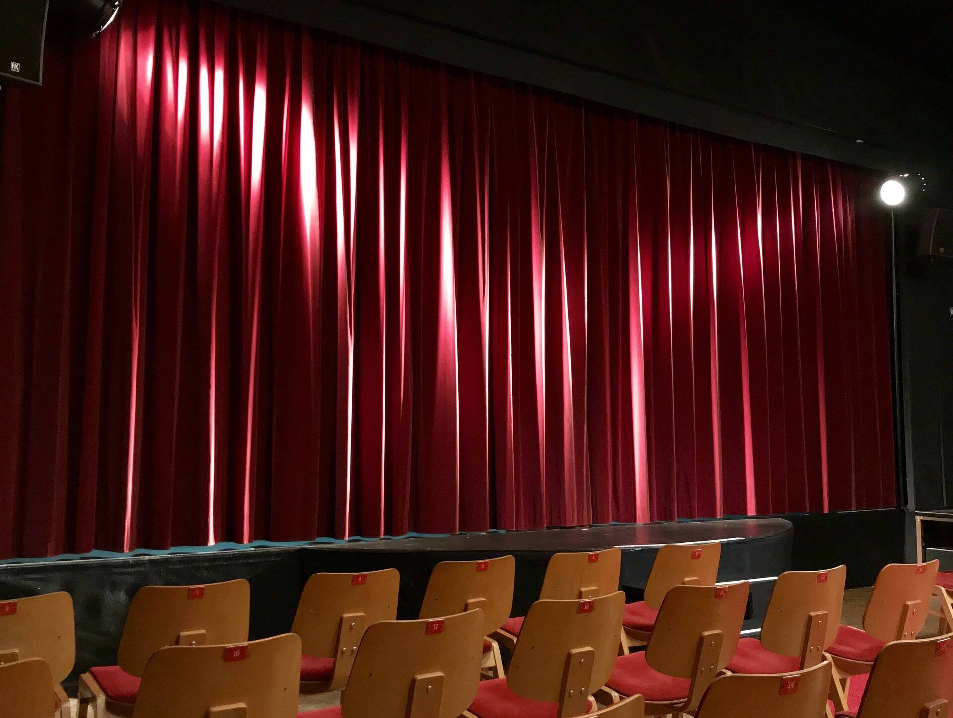 Immagine: auditorium-g08308bcfb_1920