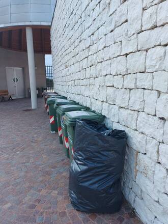 Rifiuti abbandonati in via Filzi e al Cimitero. Multato un responsabile, si cerca il secondo Rifiuti abbandonati in via Filzi e al Cimitero. Multato un responsabile, si cerca il secondo