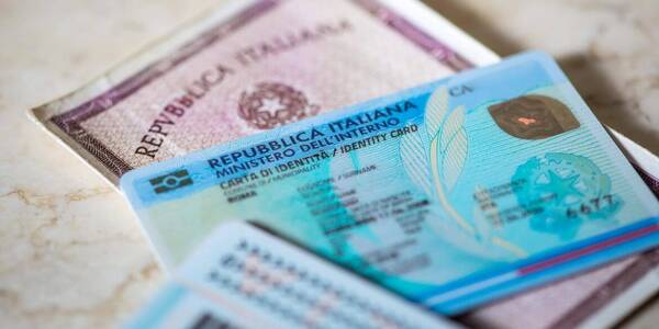 Immagine decorativa per il contenuto Carte d'identità cartacee: pubblicato il Decreto Legge che ridefinisce i termini di validità 