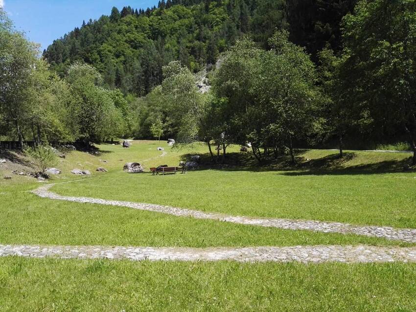 Veduta del parco fluviale con postazione barbecue e panchine Veduta del parco fluviale con postazione barbecue e panchine