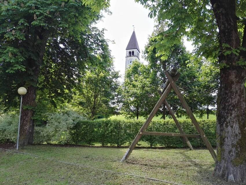 Vista del parco giochi con chiesa di San Rocco e passeggiata sullo sfondo Vista del parco giochi con chiesa di San Rocco e passeggiata sullo sfondo