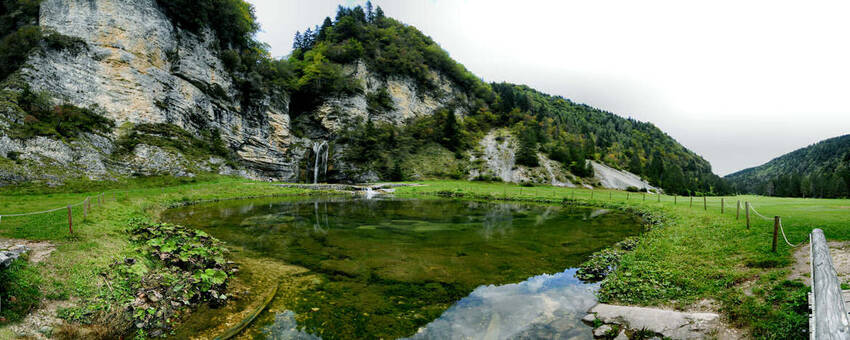 Vista del parco con la cascata e il laghetto sottostante Vista del parco con la cascata e il laghetto sottostante