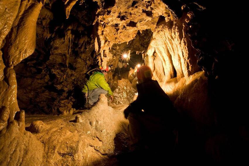 Gruppo di persone all'interno delle grotte Gruppo di persone all'interno delle grotte