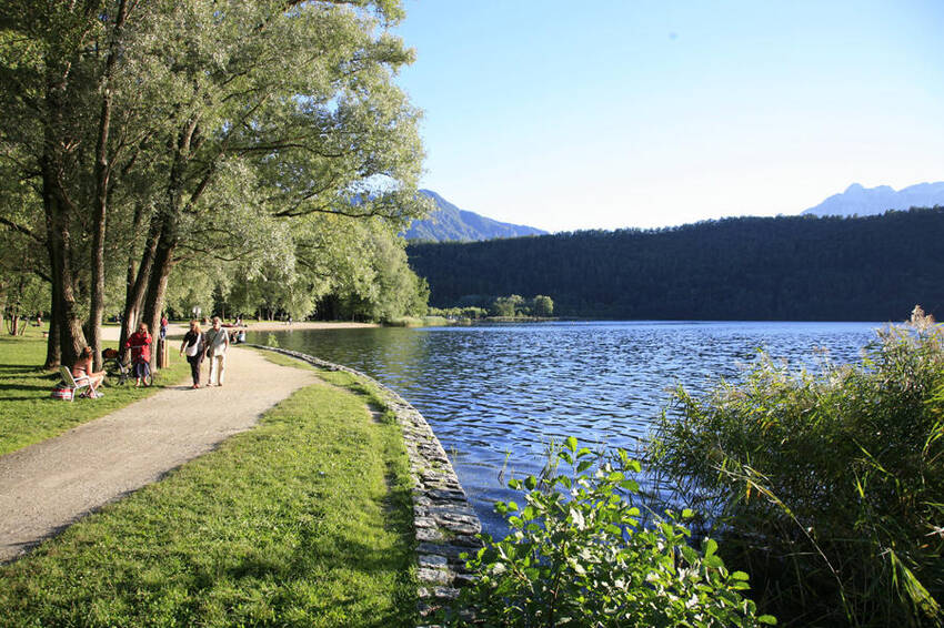 Vista della passeggiata lungo lago Vista della passeggiata lungo lago