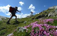 Ragazza che fa trekking