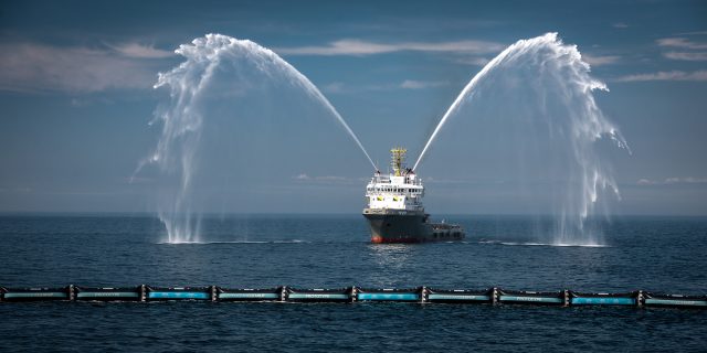 Boskalis boat celebrates The Ocean Cleanup northsee prototype launch
