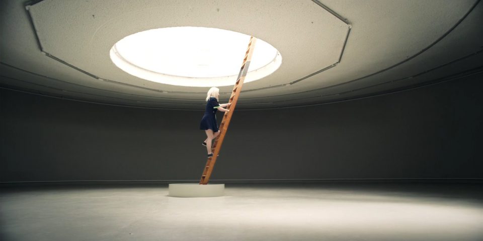 Geïnspireerd door de fantastische verhalen van Jorge Luis Borges, plaatst Michel Van der Aa je in een ruimte waar alle plaatsen van de wereld gelijktijdig aanwezig zijn.