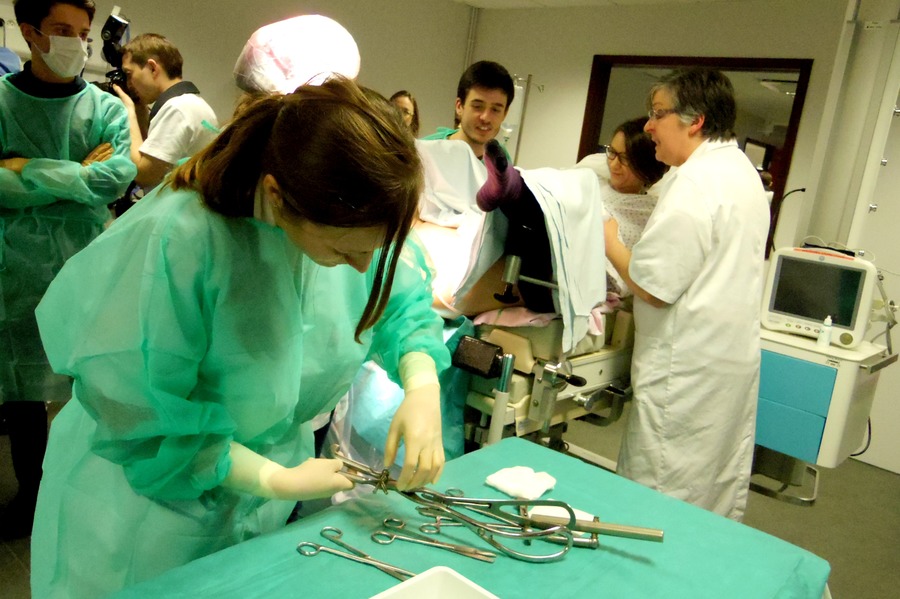 Le centre propose une simulation d'accouchement pour former aux gestes techniques mais aussi à la prise en charge de la patiente. - Droits réservés – Clémence Nayrac Le centre propose une simulation d'accouchement pour former aux gestes techniques mais aussi à la prise en charge de la patiente.