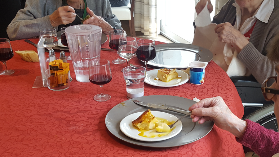 À table, les verres classiques se mêlent aux verres connectés. - Droits réservés — Hospimedia À table, les verres classiques se mêlent aux verres connectés.