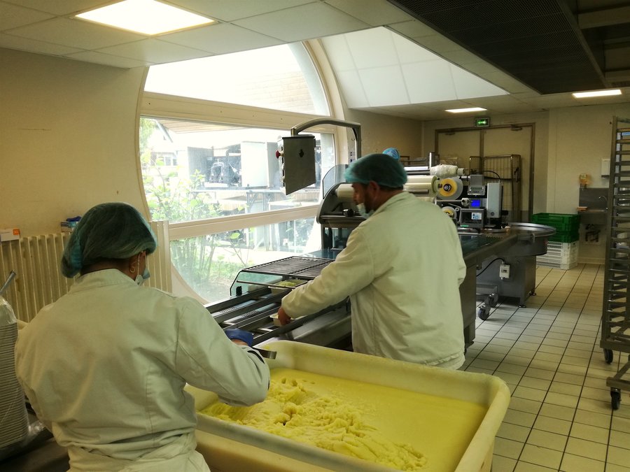 La personne handicapée est accompagnée sur différents postes de travail de la cuisine centrale. Le travail en cuisine peut être adapté à beaucoup de handicaps avec de simples aménagements. - Droits réservés — Hospimedia La personne handicapée est accompagnée sur différents postes de travail de la cuisine centrale. Le travail en cuisine peut être adapté à beaucoup de handicaps avec de simples aménagements.