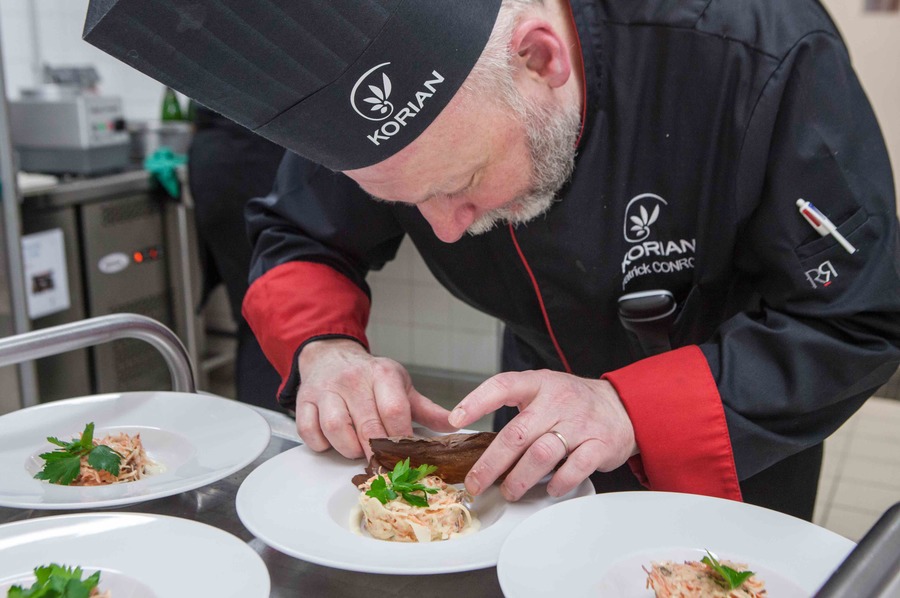 Le chef de l'Ehpad Bollée-Chanzy au Mans (Sarthe) peaufine ses entrées. - Droits réservés Le chef de l'Ehpad Bollée-Chanzy au Mans (Sarthe) peaufine ses entrées.