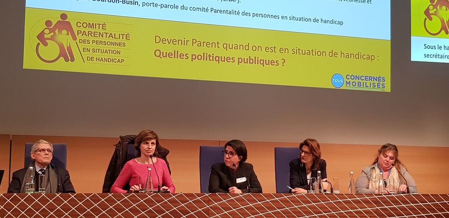 Patrick Gohet, adjoint au défenseur des droits ; Sophie Massieu, animatrice ; Dominique Durcroc-Accaoui de la Cnaf ; Céline Poulet, secrétaire générale du CIH ; Agnès Bourdon-Busin, porte-parole du comité parentalité - Droits réservés Patrick Gohet, adjoint au défenseur des droits ; Sophie Massieu, animatrice ; Dominique Durcroc-Accaoui de la Cnaf ; Céline Poulet, secrétaire générale du CIH ; Agnès Bourdon-Busin, porte-parole du comité parentalité